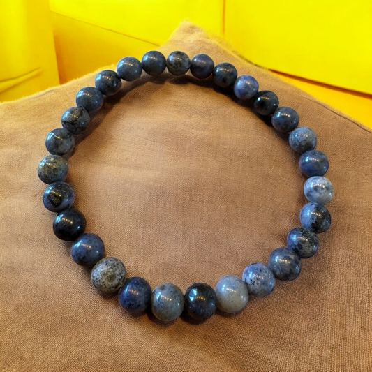 Dumortierit Armband auf braunem Kissen in Detailsansicht