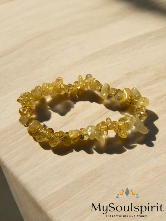 Nahaufnahme eines Rutilquarz Splitterarmbands aus gelblichen Splitterperlen