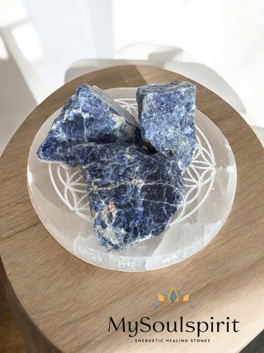 3 StĂĽck Sodalith Wassersteine auf einer Selenitplatte in Detailsaufnahme