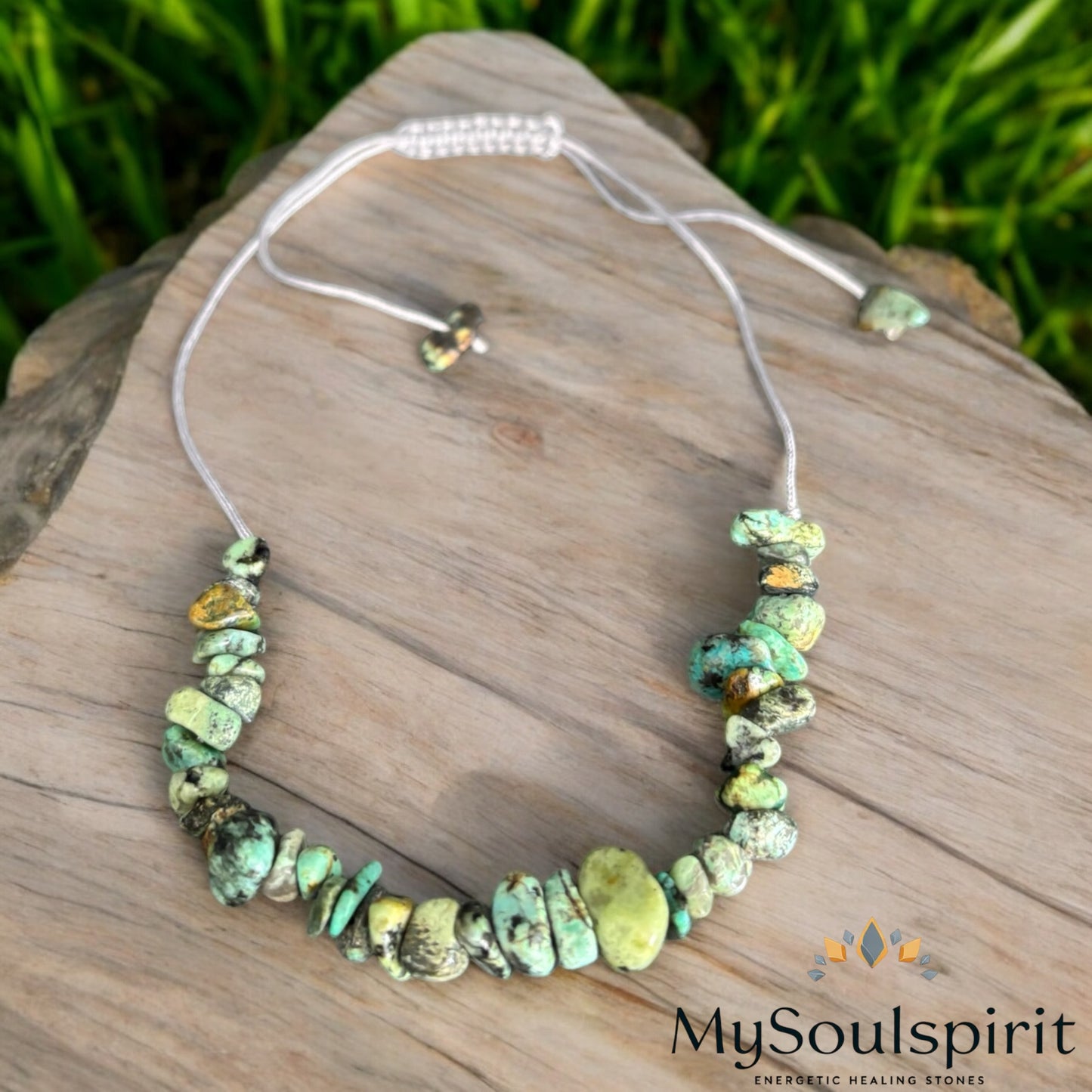 größenverstellbares Fußkettchen aus afrikanischem Türkis auf altem Holz.