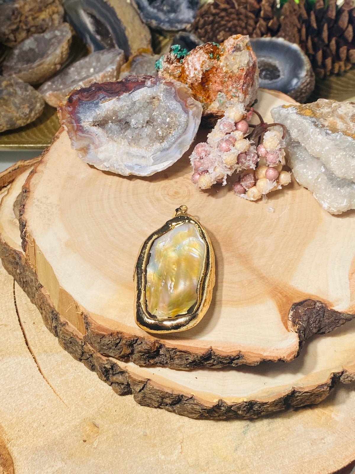 Muschel Anhänger eingewachsene Perlen Freiform 30x45 mm - Kettenanhänger