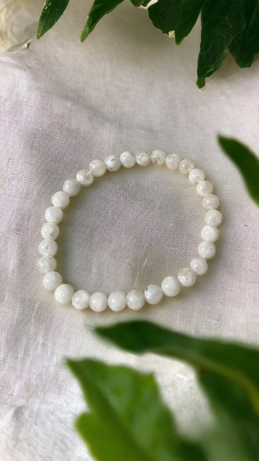 Regenbogen MONDSTEIN - Armband aus weißem Labradorit mit 6 mm Perlen Detailaufnahme