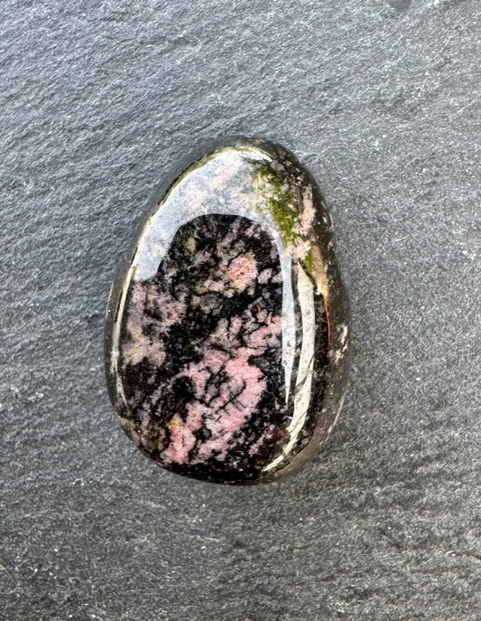 RHODONIT Kettenanhänger gebohrt mit Lederband - Kettenanhänger gebohrt