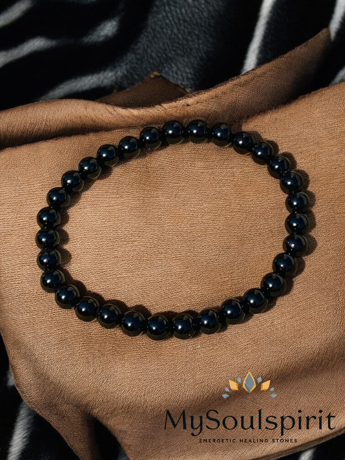 Armband aus schwarzen turmalin perlen in der datailansicht.