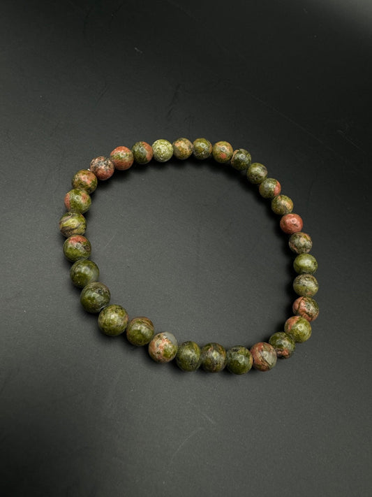 UNAKIT Armband mit 6 mm auf schwarzem Hintergrund