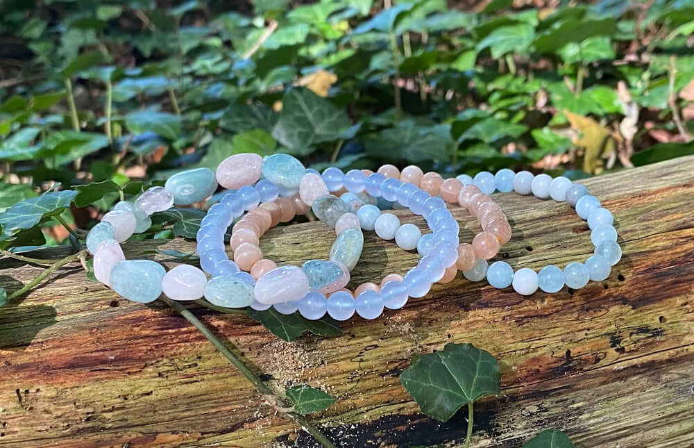 Heilstein-Armbänder von my soulspirit auf einem Baumstamm in der Natur