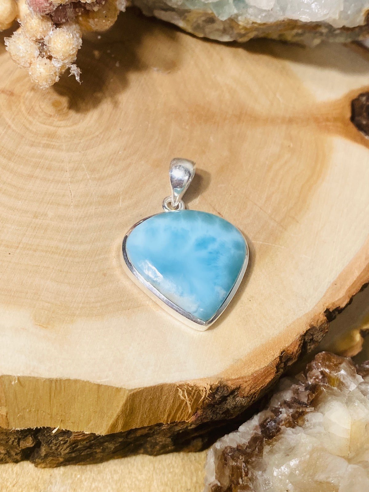 Larimar Kettenanhänger versilbert auf Naturholzbrett als Deko