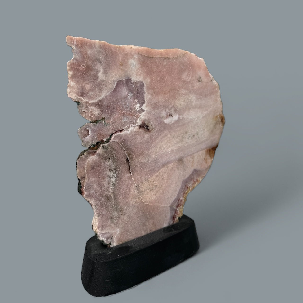 Pink Amethyst Platte in schwarzem Holzständer