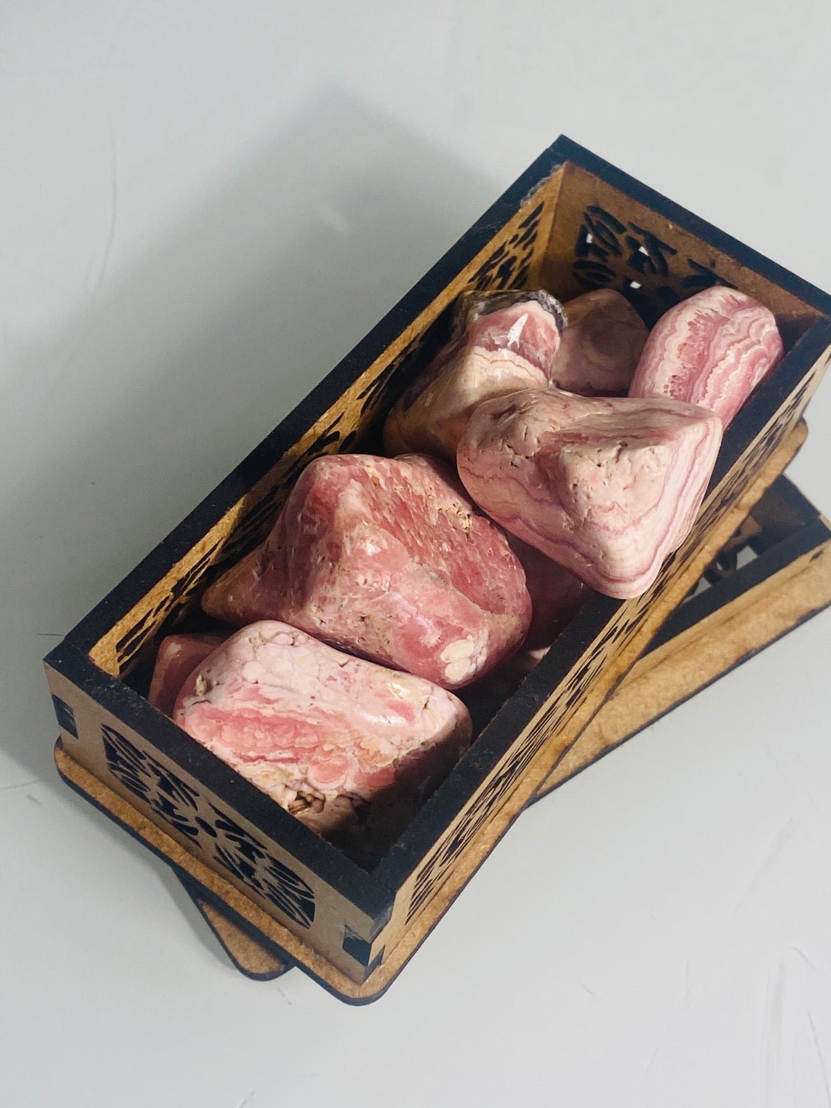 Rhodochrosit natursteine in einer Holzbox