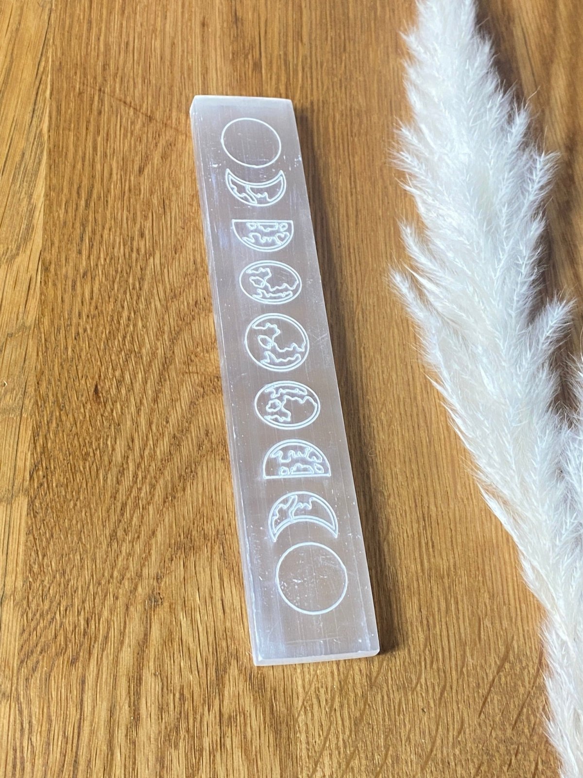 Flache Selenit-Stange mit Mondphasen Symbolen