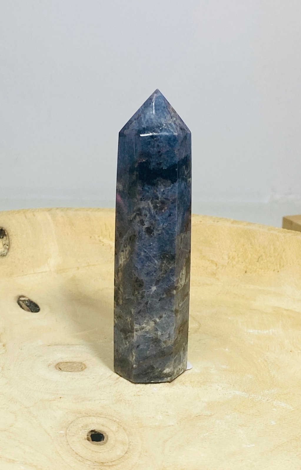Sodalith Spitze auf Holzbrett. Detailsaufnahme