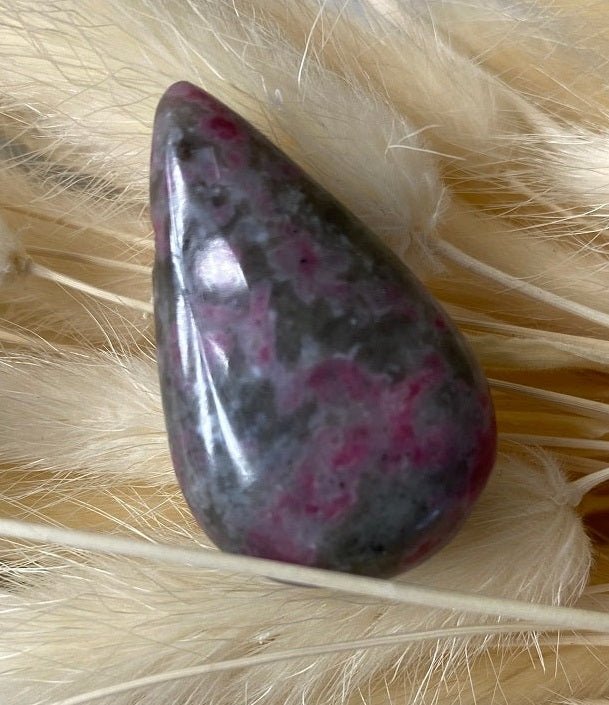 Thulit drop shape auf weizendeko