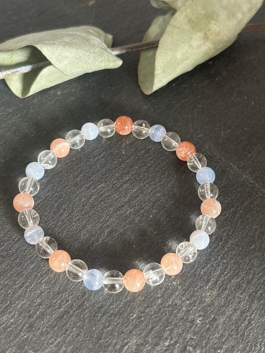 ARMBAND "WECHSELJAHRE" Apricot Mondstein, blauer Chalcedon und Bergkristall