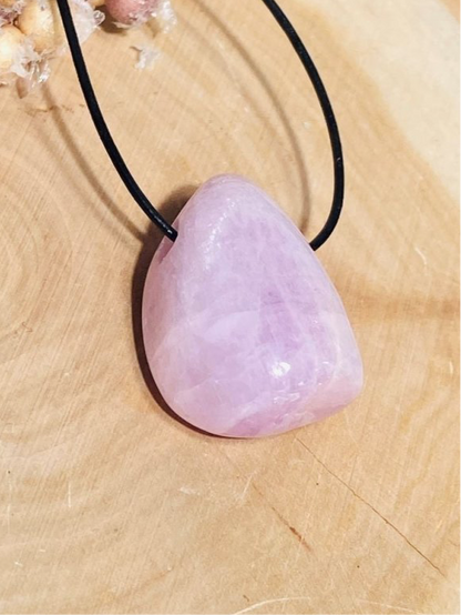 KUNZIT "Drop Shape" gebohrter Kettenanhänger mit Lederband