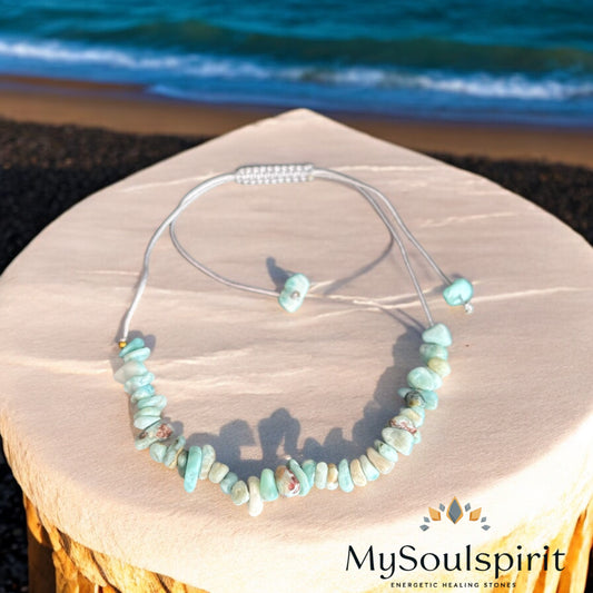 Larimar Splitter Fusskettchen als Detailsaufnahme mit KI-Hintergrund Ozean.