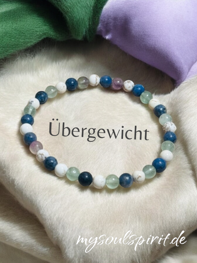 Heilstein-Armband mit blauen weißen und grünen Perlen soll gegen Übergewicht helfen.