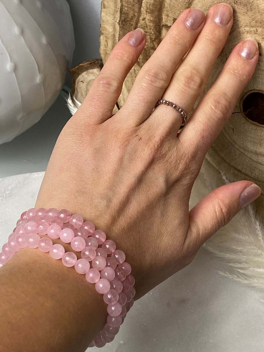 Rosenquarz Armbänder am Handgelenk