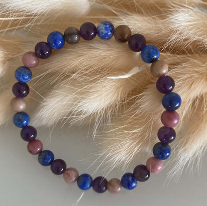 Handgefertigtes Armband mit Kristallperlen aus lapis lazoli, chiastolith, rhodonit, Amethyst, Kugeln 6 mm