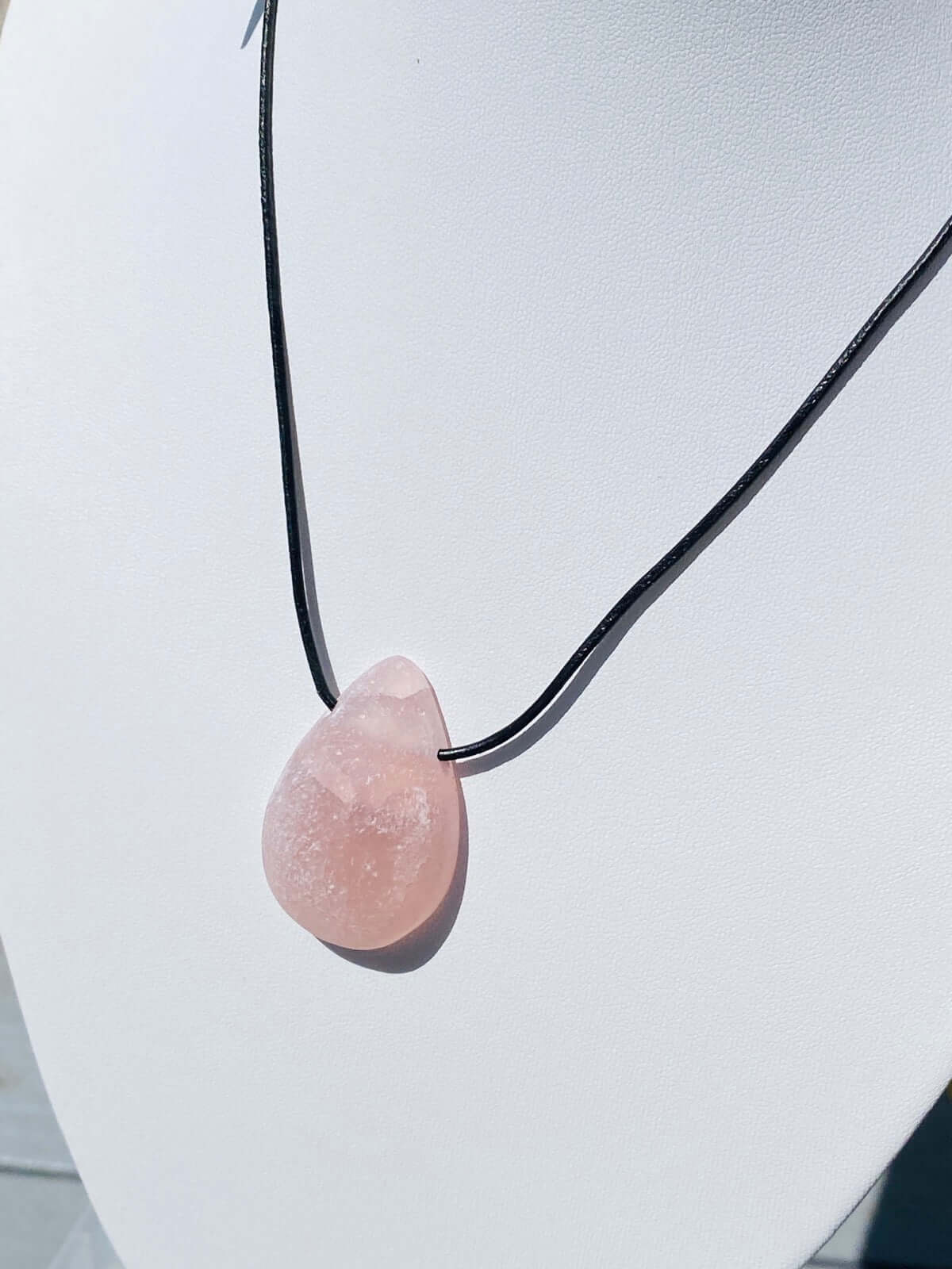 Oeuf d'émeu en quartz rose avec bracelet en cuir