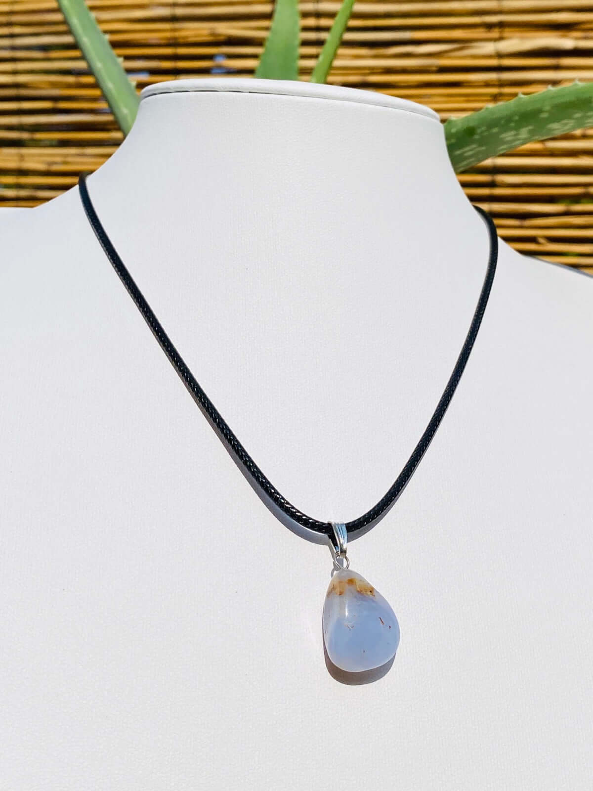 Blauer CHALCEDON Kettenanhänger mit Verschlusslederband