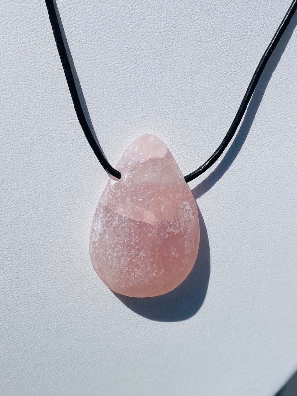 Oeuf d'émeu en quartz rose avec bracelet en cuir