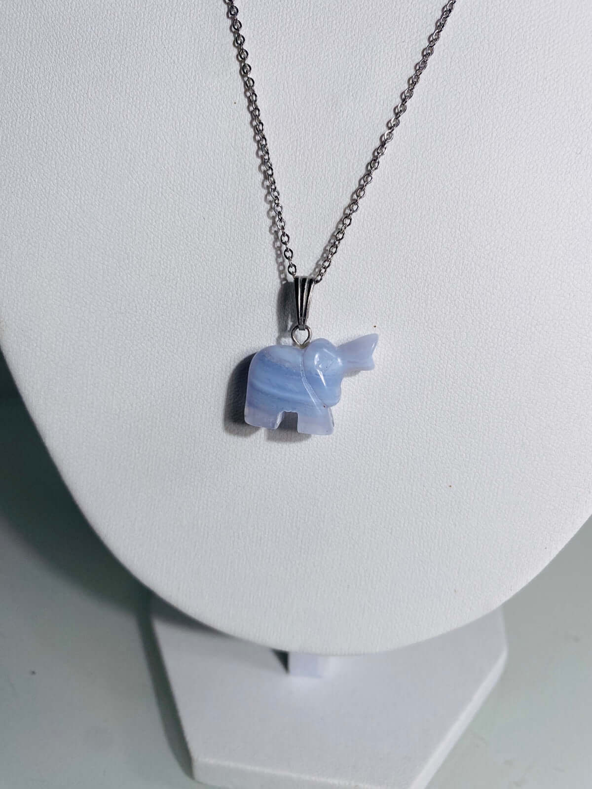 Blauer CHALCEDON Anhänger "Elefant"